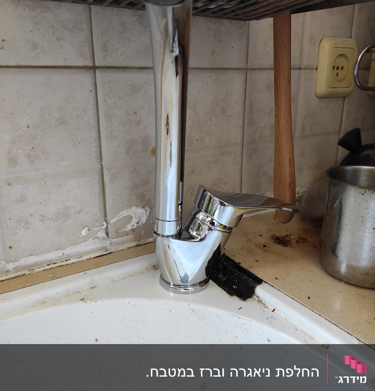 ברז מטבח עם כיור ולכלוך סביבו